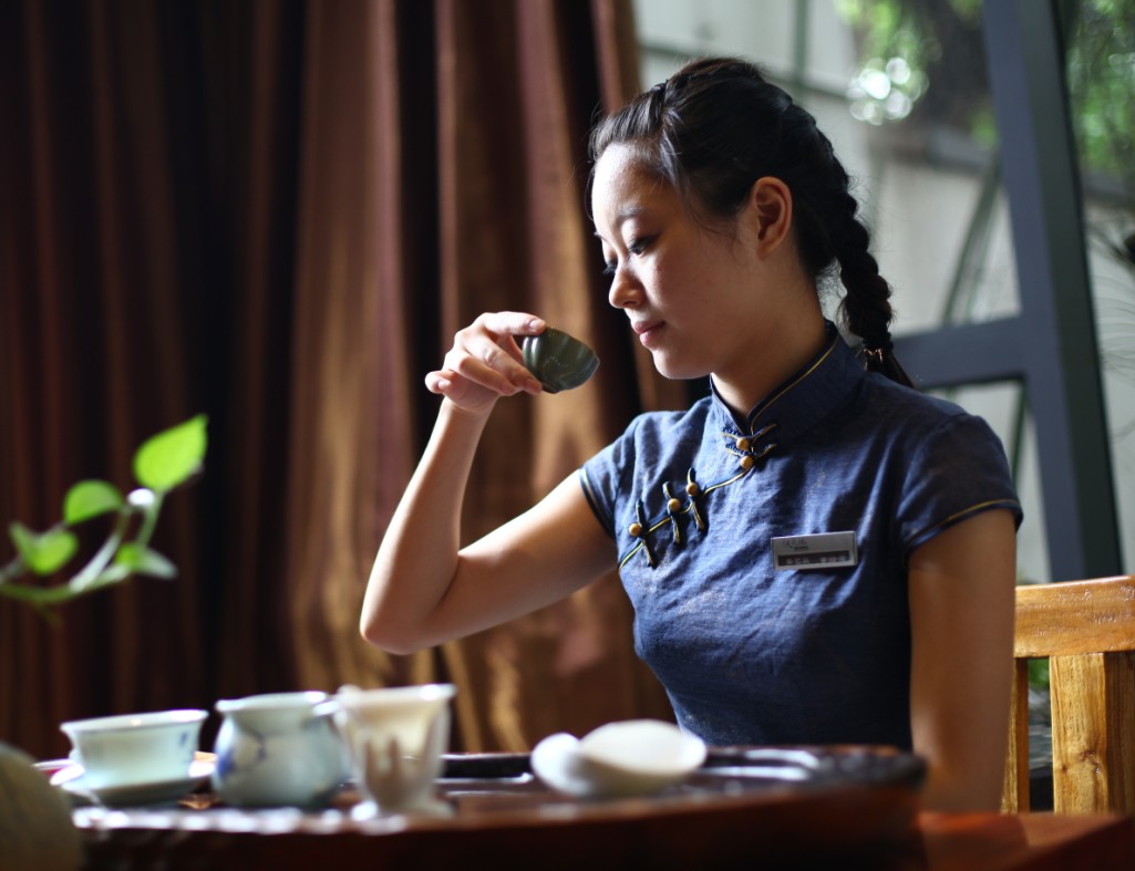 成功商务男士在书房品茶-蓝牛仔影像-中国原创广告影像素材